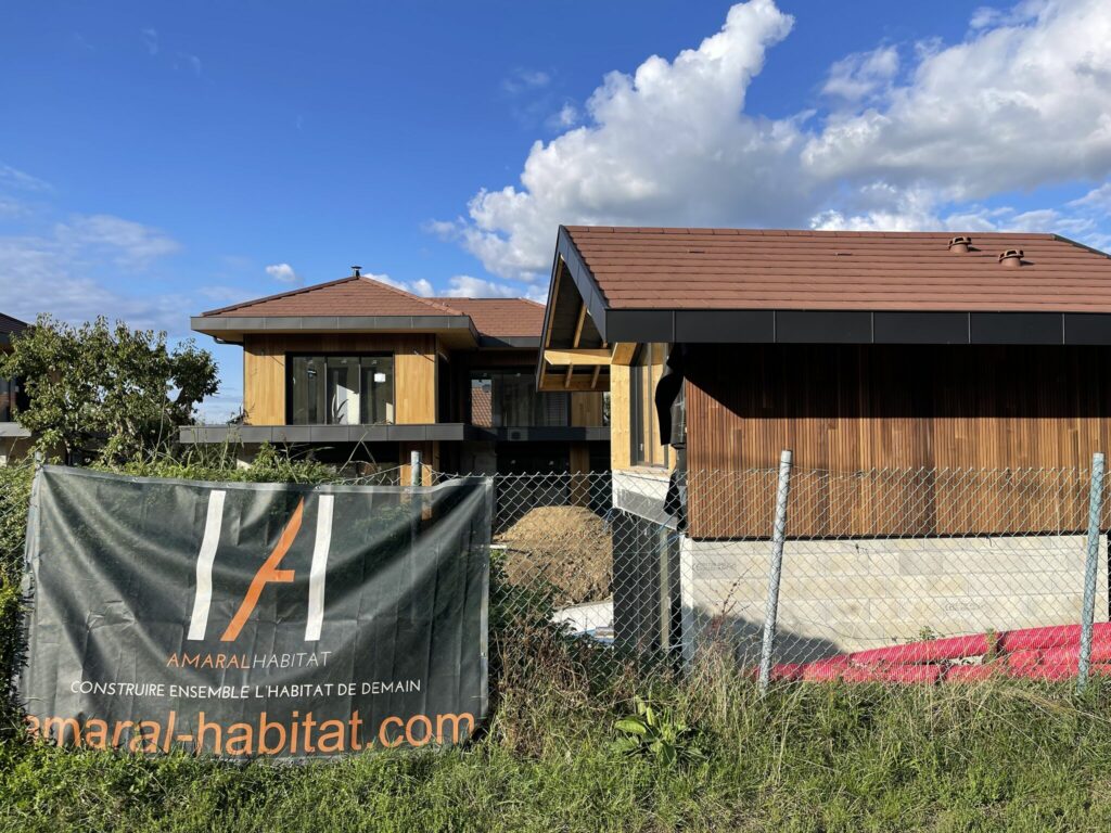 construction neuve de deux villas individuelles, avec mazots, piscines et car-port, par Amaral Habitat